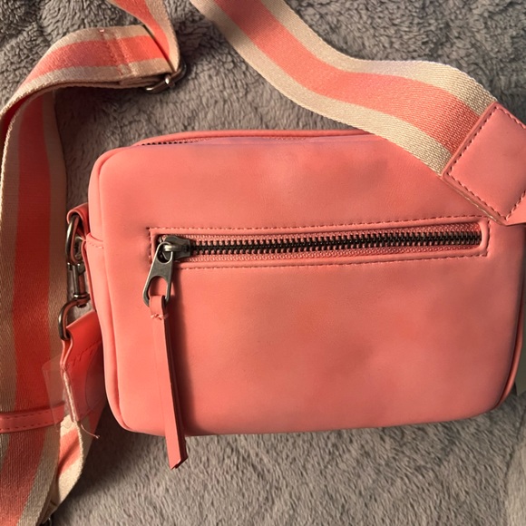 Pink Camera bag style crossbody bag - Picture 1 of 7